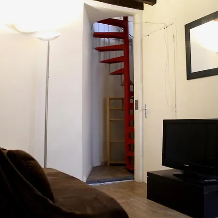 Апартаменты Charming Duplex In The Sentier Париж